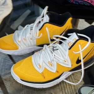 Nike kyrie university gold
